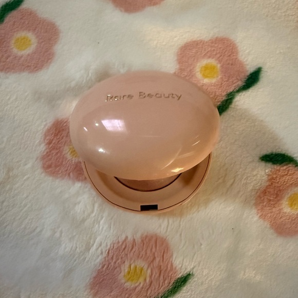Rare Beauty Mesmerize Highlighter - Picture 1 of 3